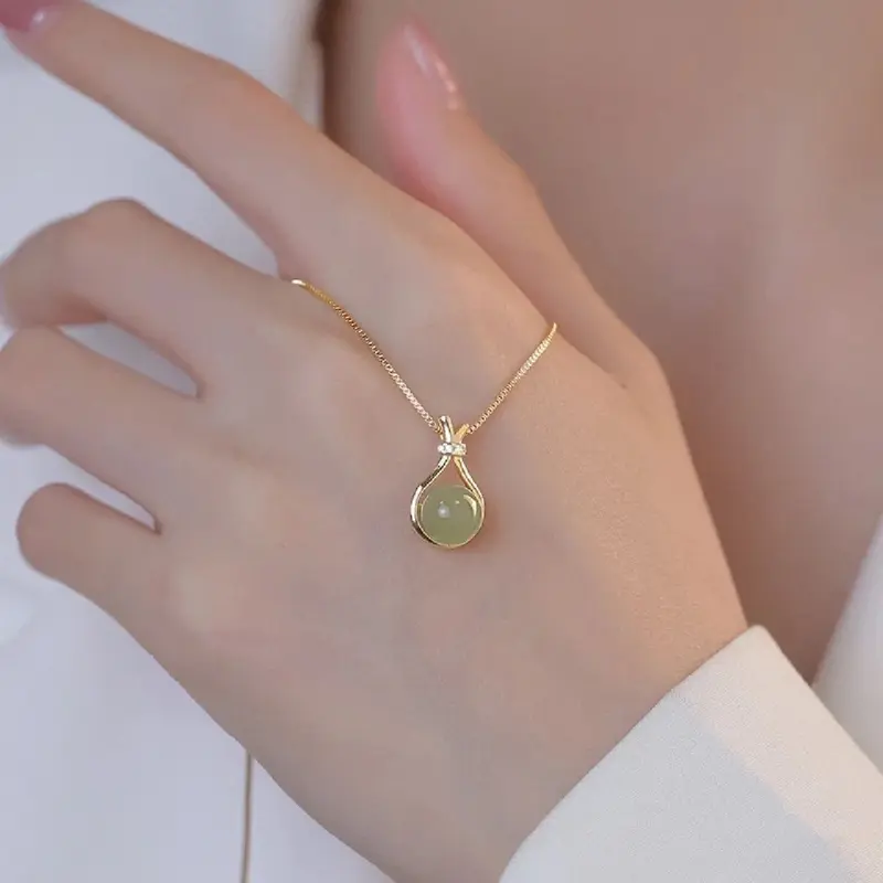 Pendant necklaces and women's lucky bags have elegant and attractive temperaments. 0
