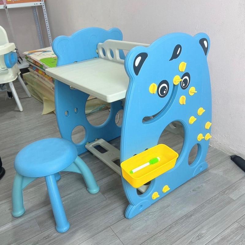 Bàn học kèm ghế ngồi vừa làm bàn học vừa làm bảng vẽ dành cho trẻ tuổi mẫu giáo.