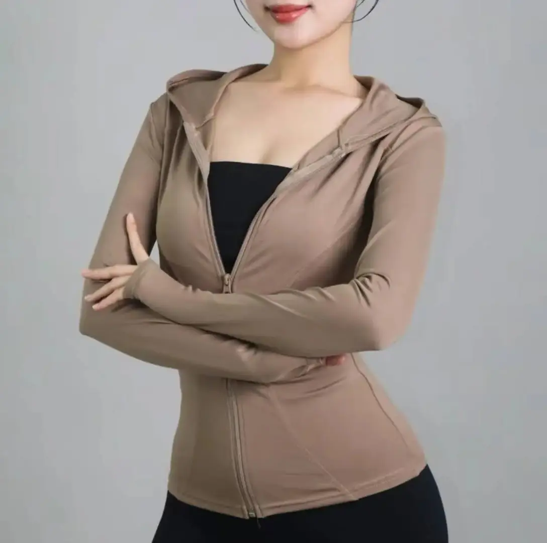 Áo khoác nữ thể thao tập gym,tập yoga,chống nắng đều phù hợp.chất liệu thun lạnh mỏng mềm mịn thấm hút mồ hôi