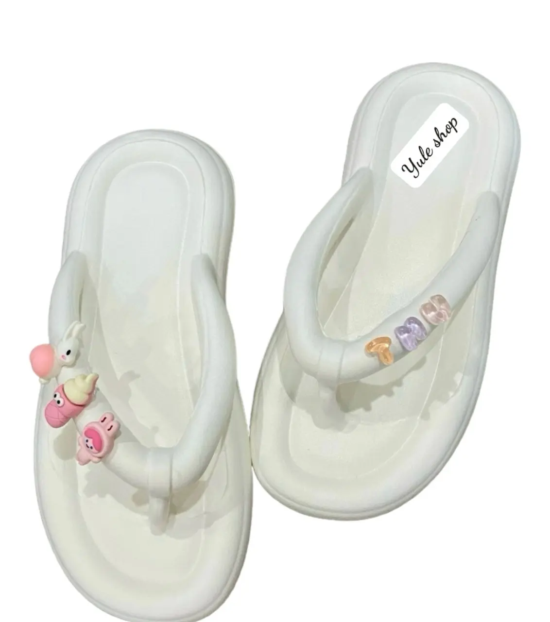 HÀNG SẴN  2025 Phong Cách Mới Flip-Flops dép tông xỏ ngón xốp  ( đính kèm charm Chữ theo yêu cầu ) Đế Bằng DéP Nam NỮ đi biển mùa hè