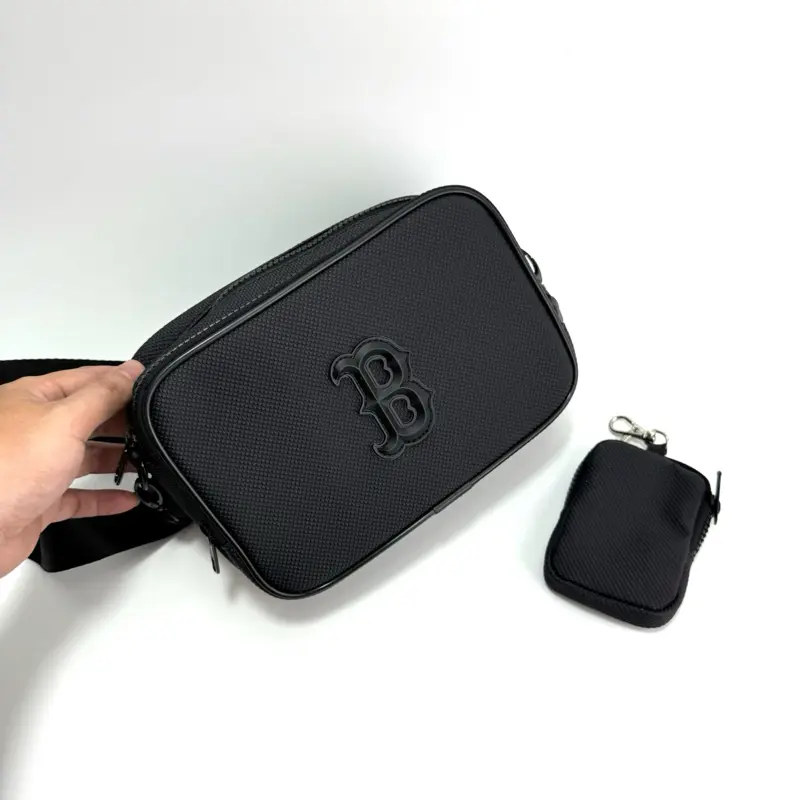 Túi Đeo Chéo Nam Nữ Size 22Cm Logo Cao Su 2 Ngăn Rộng Rãi