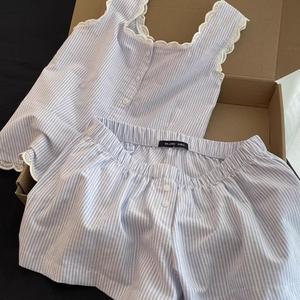 ชุดนอนสายเดี่ยวสำหรับผู้หญิง สไตล์ Ins เรียบง่าย ลายทาง ขอบลูกไม้ สไตล์เย็บปะติดปะต่อกัน เหมาะสำหรับฤดูใบไม้ผลิและฤดูร้อน ชุดอยู่บ้านฟิตเนสแฟชั่นใหม่