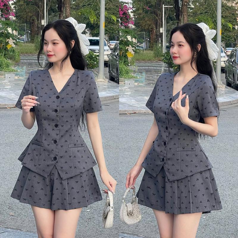 T3103 Set Bộ Nữ Thiết Kế EMME 2 Món Gồm Áo Gile Có Tay In Nơ Đánh Eo Phối Quần Xếp Ly Kiểu Giả Váy Dáng Ngắn Cách Điệu - Thanh Tự