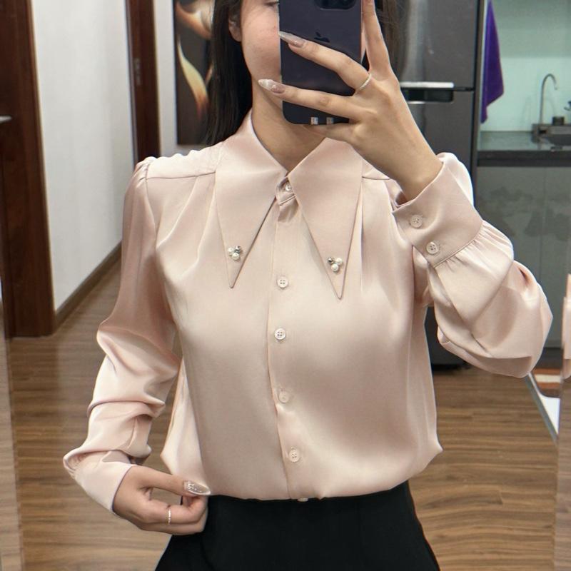 Sơ mi cổ đức nhọn cổ đính hạt ngọc trai. Kiểu dáng basic 3