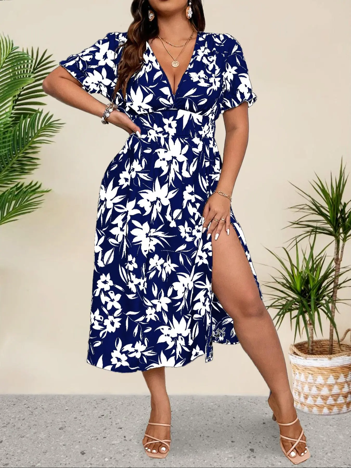 【Plus Size】All Over Print V Neck Split Hem Beach Dress, Casual Short Sleeve Dress for Summer, Women's Clothes for Beach Holiday Vacation