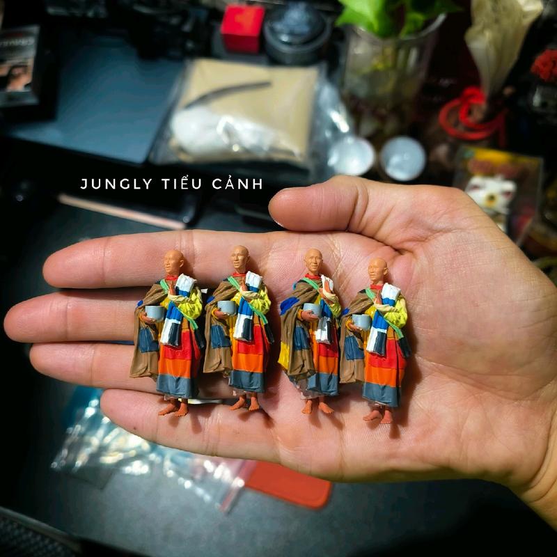 Mô hình sư thầy Minh Tuệ 5cm đẹp sắc nét trang trí tiểu cảnh hồ bán cạn, terrarium 1