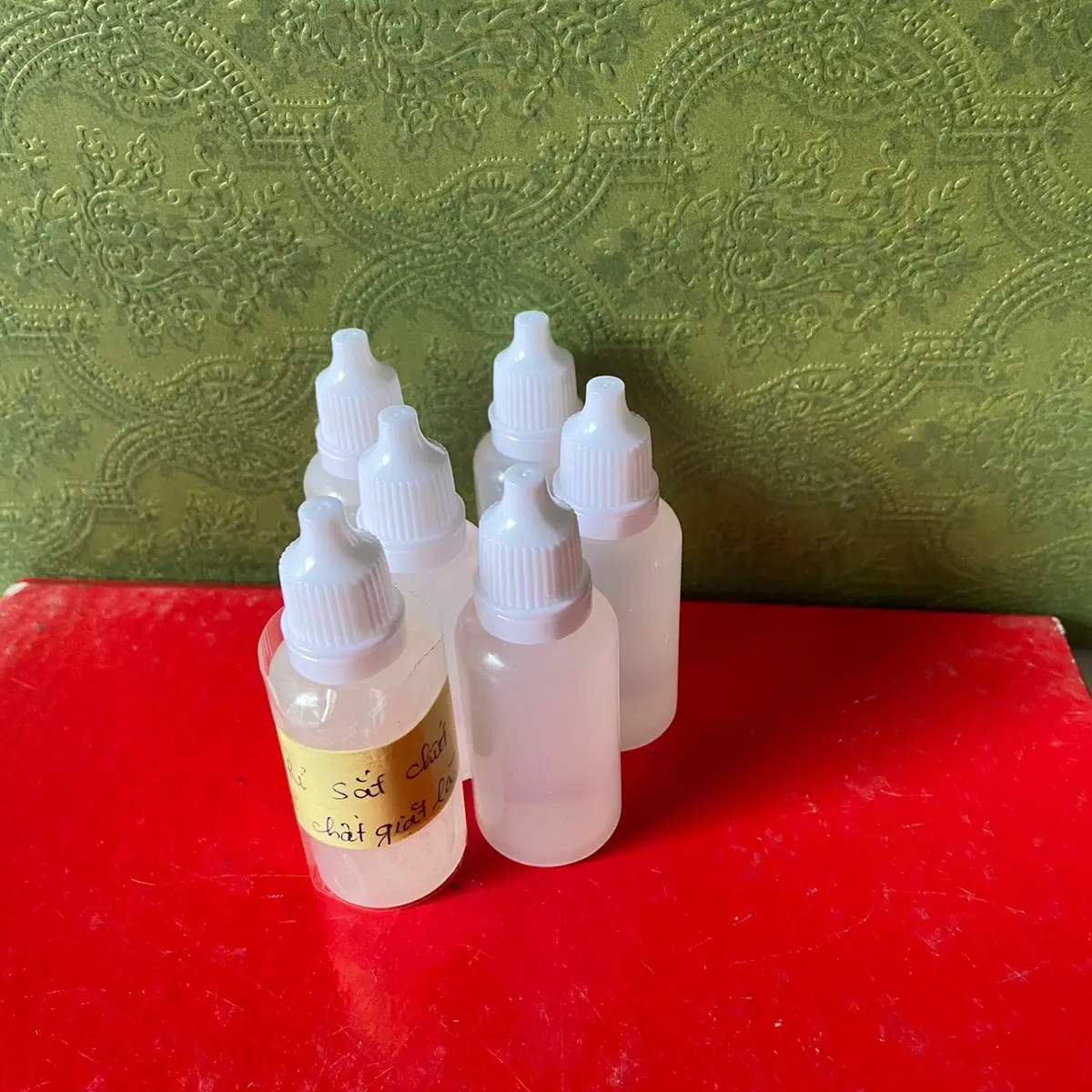 Tẩy rỉ sắt đánh trên quần áo chiết từ hóa chất giặt là dùng cho quần áo trắng và màu. 100% sạch