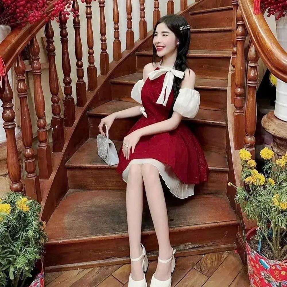 Đầm Nhung ánh kim đỏ cổ yếm rớt vai siêu xinh …