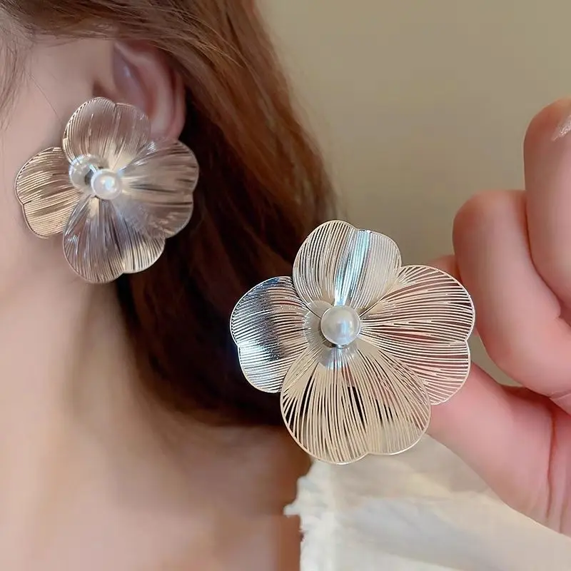 Exaggerated Silver Needle Flower Earrings, Fashionable New Popular Pearl Design, Temperament Earrings