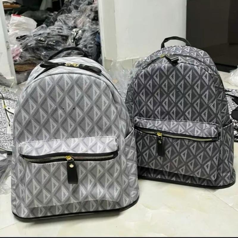 Balo tam giác sz40 + tặng kèm quà  . Đựng được atlat ,  laptop ,a4 , hồ sơ , sách vở đi học. Đi chơi Da Backpack Nam 0