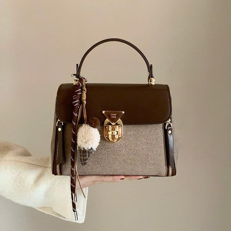 Túi xách nữ thiết kế CHIO dáng cặp kèm charm CREAM- Choous CD1749