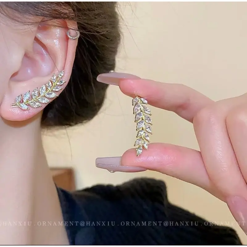 Anting Lusiana Tusuk Letter Dengan Hiasan Bunga Titanium Steel Model Korea Bentuk Simpel dan Elegant Anti Karat dan Anti Luntur 2