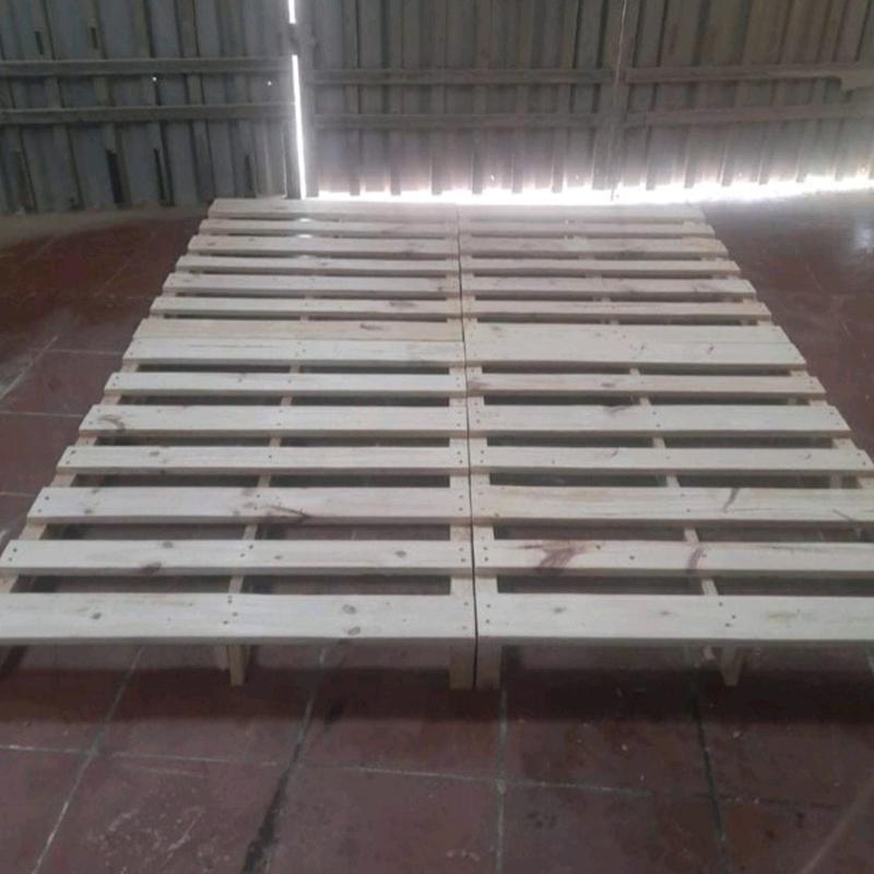  giường pallet gỗ thông cao 9-10cm. 