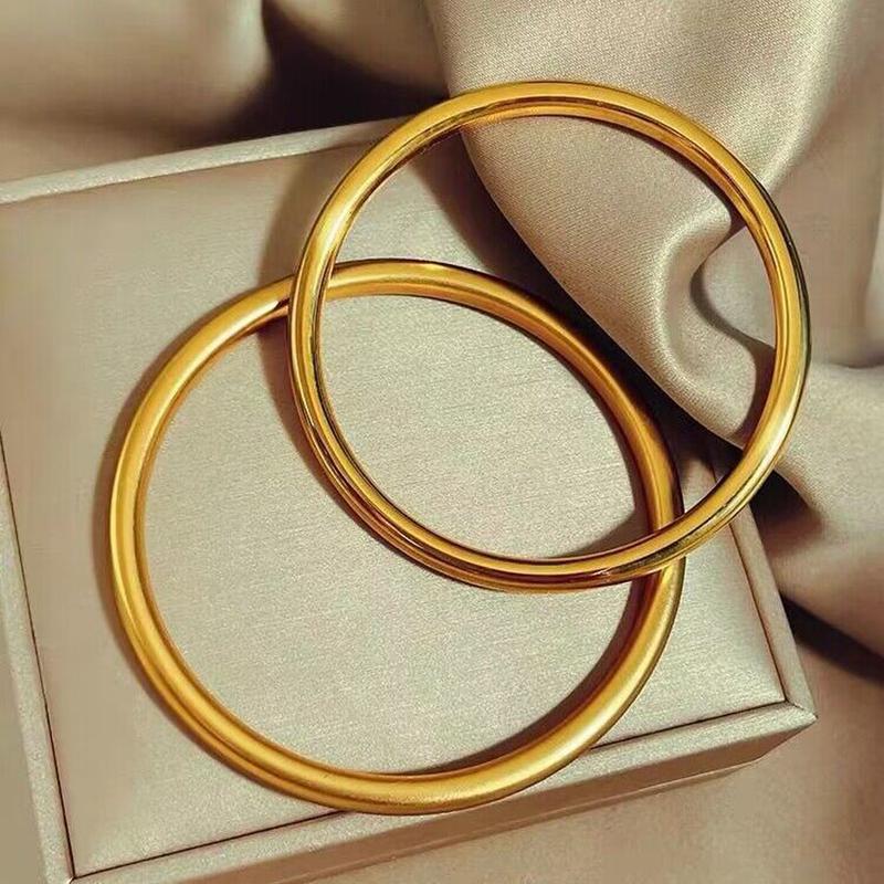 Vòng tay tròn trơn chui tay dày 4mm, chất liệu titan nữ không gỉ mạ vàng 24k thiết kế theo phong cách cổ điển sang trọng dành cho nữ giới, women, trang sức, phụ kiên, jewelry, không đen, hoen gỉ, không dị ứng da, bền màu 1-2 năm. Phụ Kiện