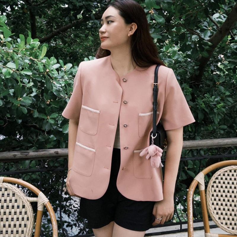 BLAZER KEM THUỶ TẠ - MAISON LEENAA, blazer hồng pastel dáng xuông tay cộc đính khuy đá lấp lánh