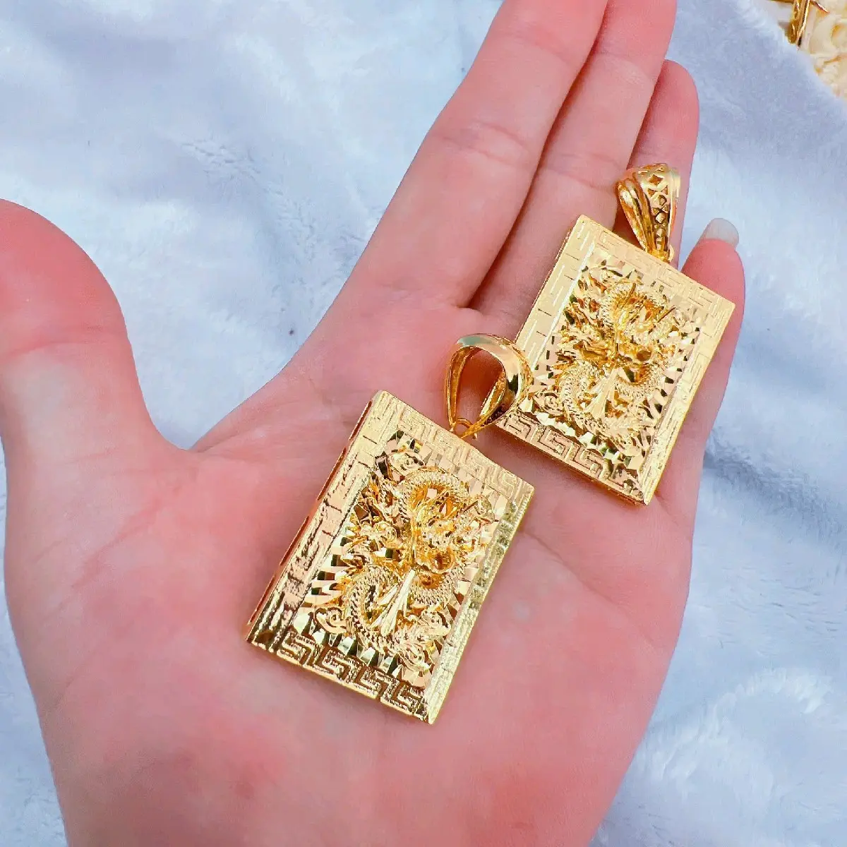 mặt dây chuyền rồng kích thước 3x3,5cm thích hợp đeo với vàng thật