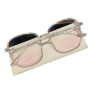 แว่นตาอ่านหนังสือ สไตล์เรโทร สำหรับนักเขียนบล็อกเกอร์ต้องมี เลนส์เหมาะสมทางเรขาคณิตตั้งแต่ -1.0 ถึง -4.0 ไดออปเตอร์ ช่วยกรองแสงสีน้ำเงินที่เป็นอันตรายจากแสงสว่างในร่ม ลดอาการปวดตาและไม่สบาย