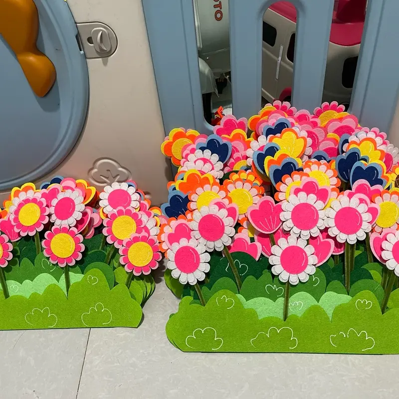 Hoa trang trí chân tường có lúc lắc theo gió. Kích thước 30x35cm , đung trong trang trí chân tường lớp học mầm non, chơi hoạt động góc, sân khấu kể chuyện, âm nhạc 0