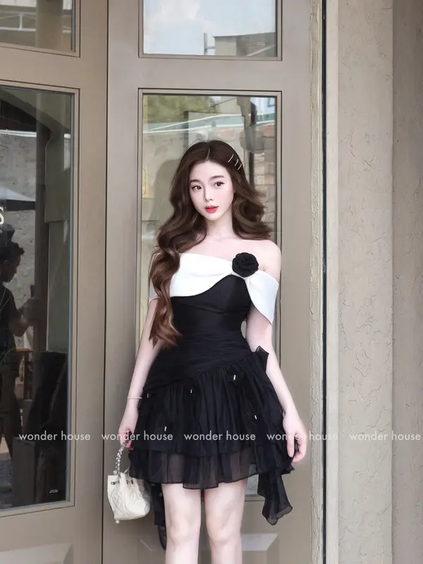 Wonderhouse Suri Dress Đầm trễ vai phối trắng xếp ly dự tiệc dạo phố nữ tính sang trọng, kèm 1 hoa 5 chram bướm 3