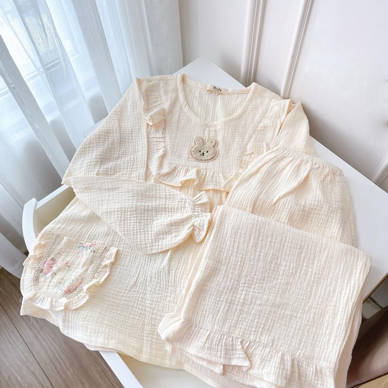 Bạch Tuyết - Set cổ tròn tay dài quần dài mặc nhà cổ tròn hoạ tiết nữ tính chất liệu xô Muslin cao cấp