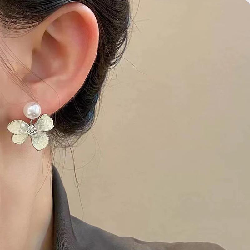 Product Introduction of Gradient Crystal Flower Earrings for Women - French Chic & Versatile Design, Lightweight & Elegant, Perfect Gift for Thai Festivals, Ideal for Fashion-Forward Women 30