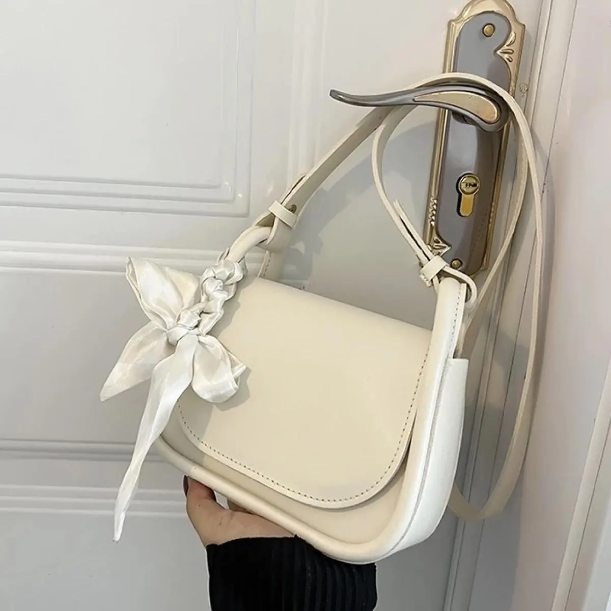Tas Perempuan selempang rekomendasi slingbag-handbag cewek lulu style trend masa kini simple & modern stylist nyaman dipakai wanita masa kini