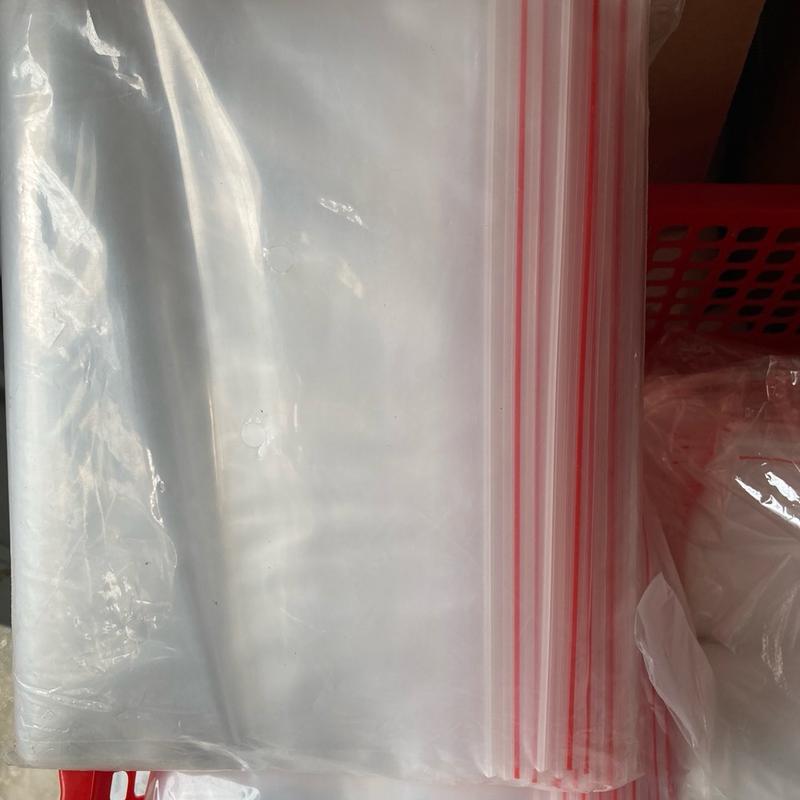 1kg túi zip chỉ đỏ . có kích thước 6×8,5cm đựng nước chấm và thuốc tây chia liều 4