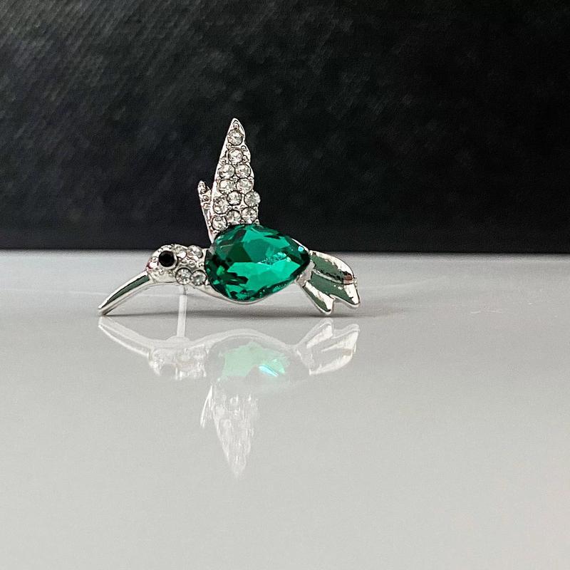 Product Introduction of Bird Wings Necklace Women's Personalized Diamond Emerald Hummingbird Pendant Clavicle Chain Necklace 9