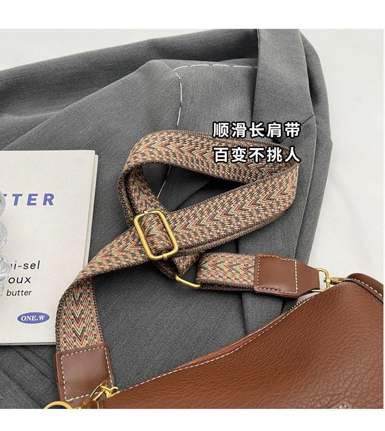 Product Introduction of Túi Boston, Thời Trang, Phong Cách Cổ Điển Mới, Túi Đeo Chéo Dễ Phối Đồ Dây Đeo Rộng Hợp Xu hướng Túi Gối Nhỏ Thích Hợp Cho Vai, Được Đánh Giá Tích Cực 6670, Độc Đáo 4