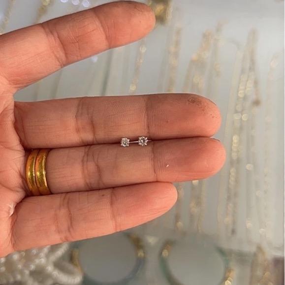 Khuyên mũi bạc đá kim cương moisanite