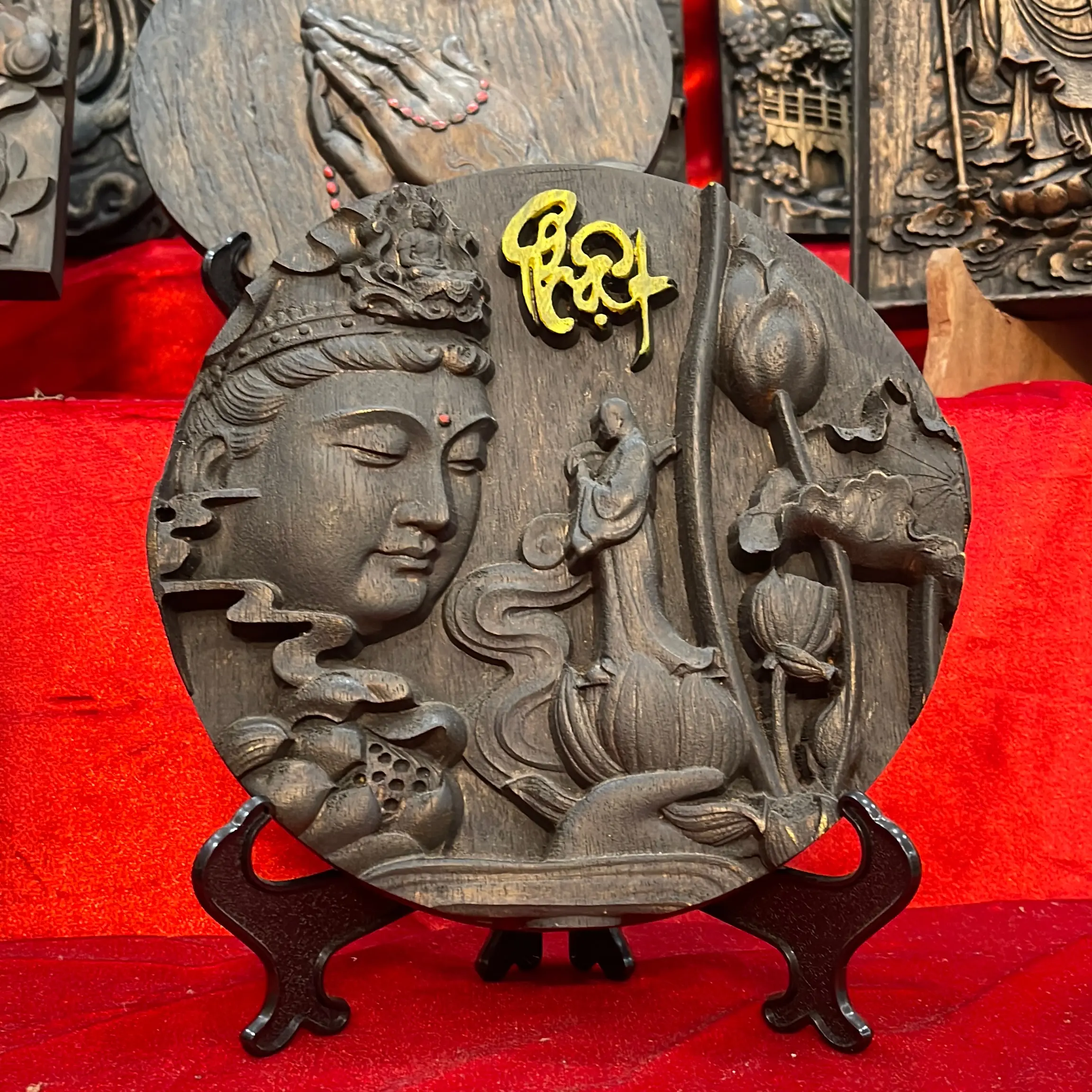 Tranh gỗ lễ Phật an nhiên( tặng kèm chân đế)