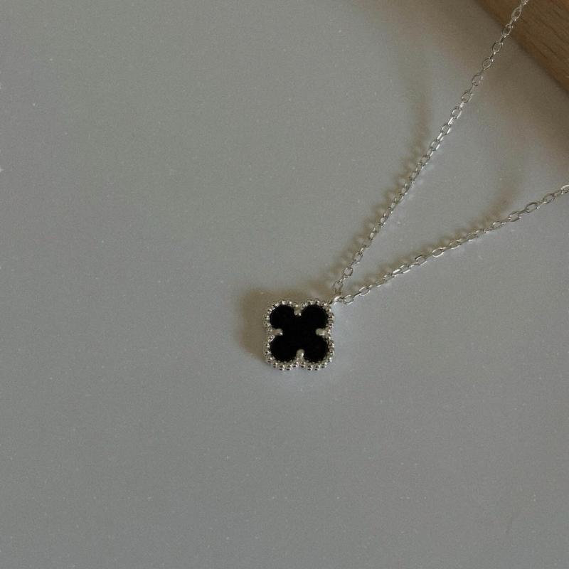 Dây chuyền cỏ 4 lá đen DD Jewelry DM001 1