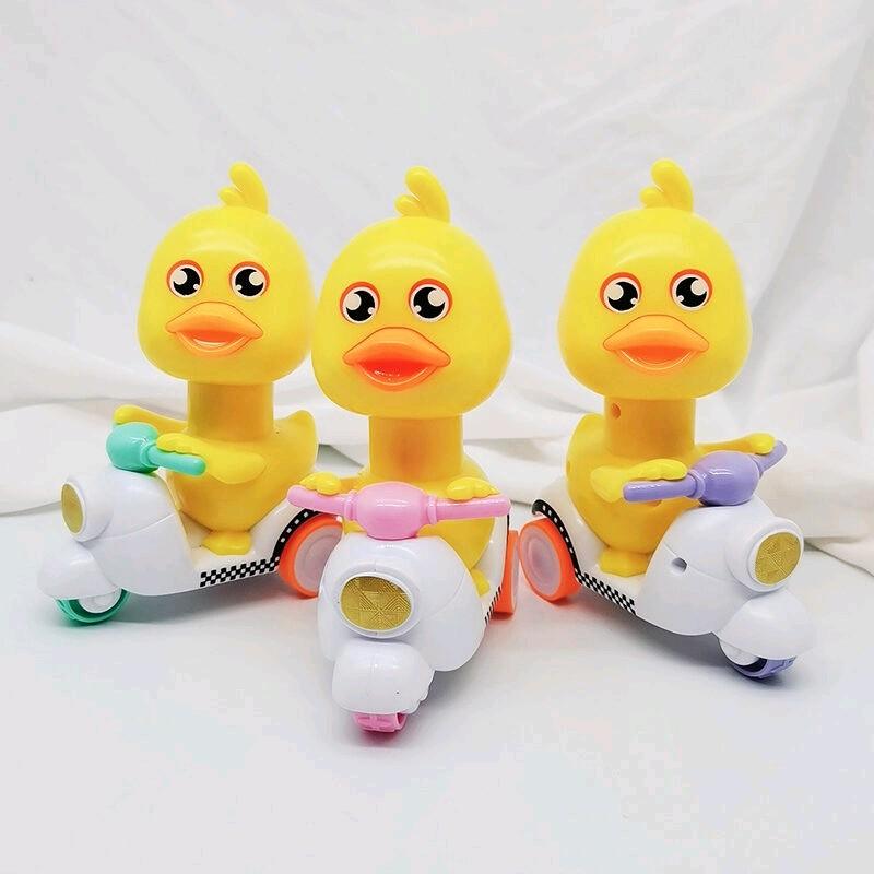 Đồ chơi vịt con đi xe máy vespa,kuromi,chó ấn là chạy bốc đầu cực cute, vịt chạy cót cho bé.