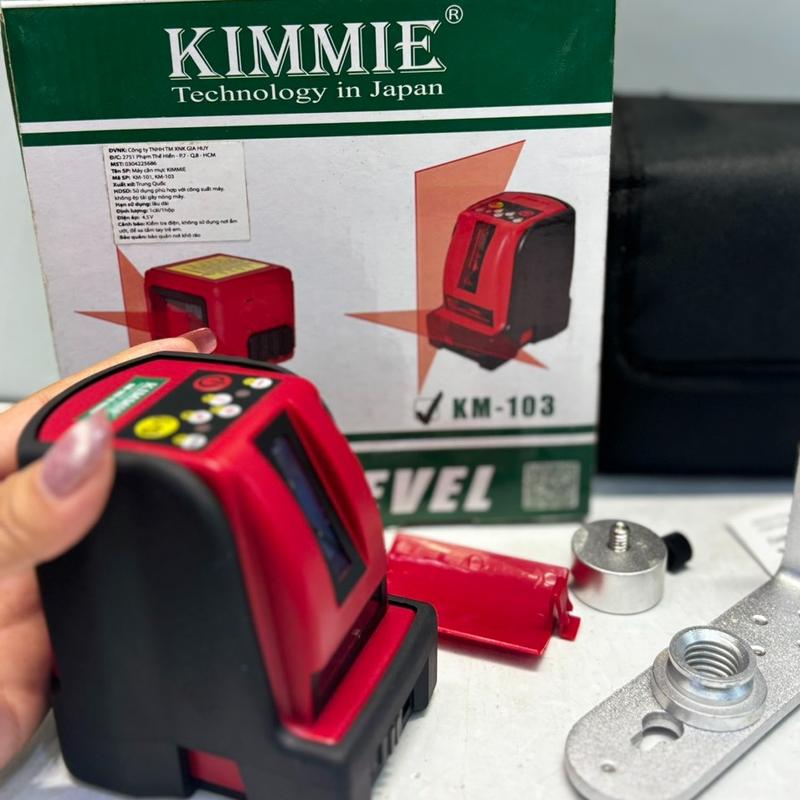 Máy cân bằng laser Kimmie KM103 tự cân bằng (tia đỏ) 2 tia treo dùng trong ốp lát gạch, thi công trần vách thạch cao , lắp đặt tủ kệ bếp, cưa sổ và nhiều ứng dụng kiêm tra cân bằng khác