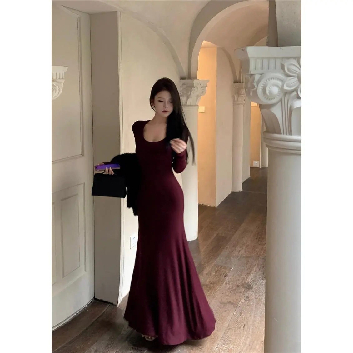 Spicy girl wine red long sleeved dress with feminine temperament, hip hugging skirt, simple base skirt, slim fit and slimming effect, mid length skirt