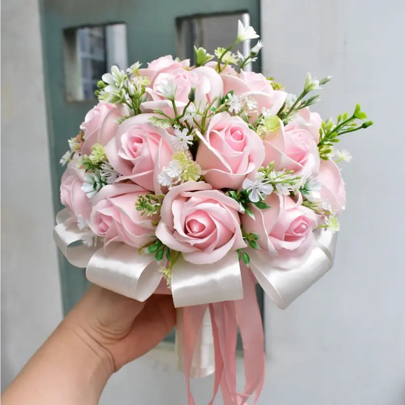 BÓ HOA CƯỚI CÔ DÂU CẦM TAY HOA HỒNG SÁP HỒNG NHẠT PASTEL, CHỤP HÌNH CƯỚI. TẶNG KÈM 1 HOA CÀI ÁO CHÚ RỂ 1