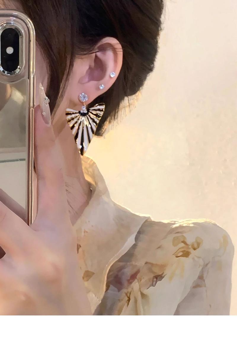Product Introduction of 2025 New Luxurious Goddess! European and American Style Fashionable Personality Light Luxury Color-Block Earrings Retro Niche Design High-End Earrings for Women 4
