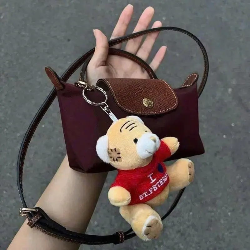 Túi cầm tay đeo chéo đỏ vừa điện thoại chất dù phối size 18cm 0
