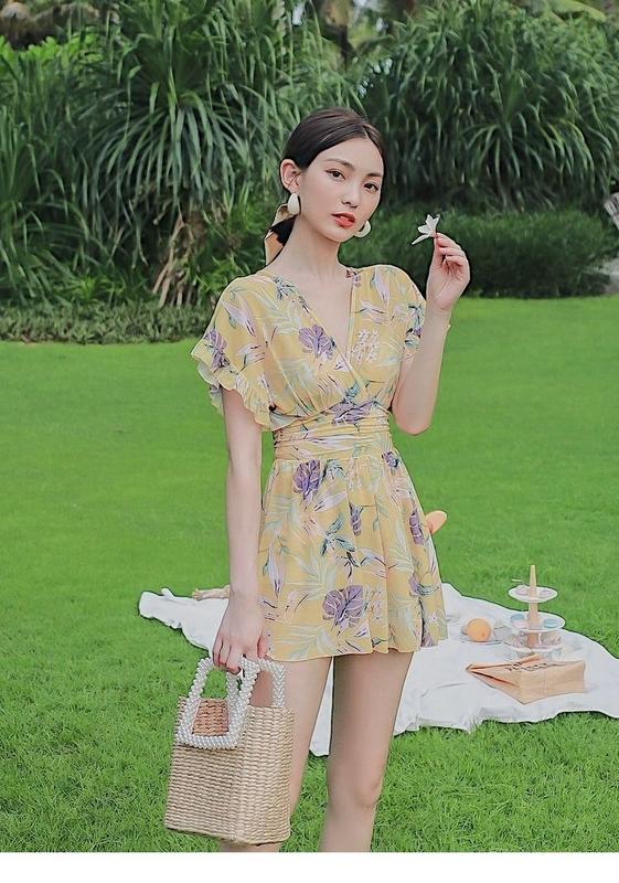 Product Introduction of 2024 New Swimsuit Women's Korean Ins Style Anti-Exposure Covering Belly Thin Dress Princess Style Vacation Swimsuit 1