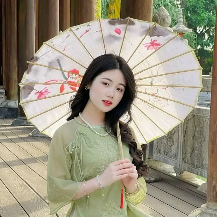 Áo dài cách tân 4 tà thêu hoa bỉ ngạn đen đính nơ cúc
