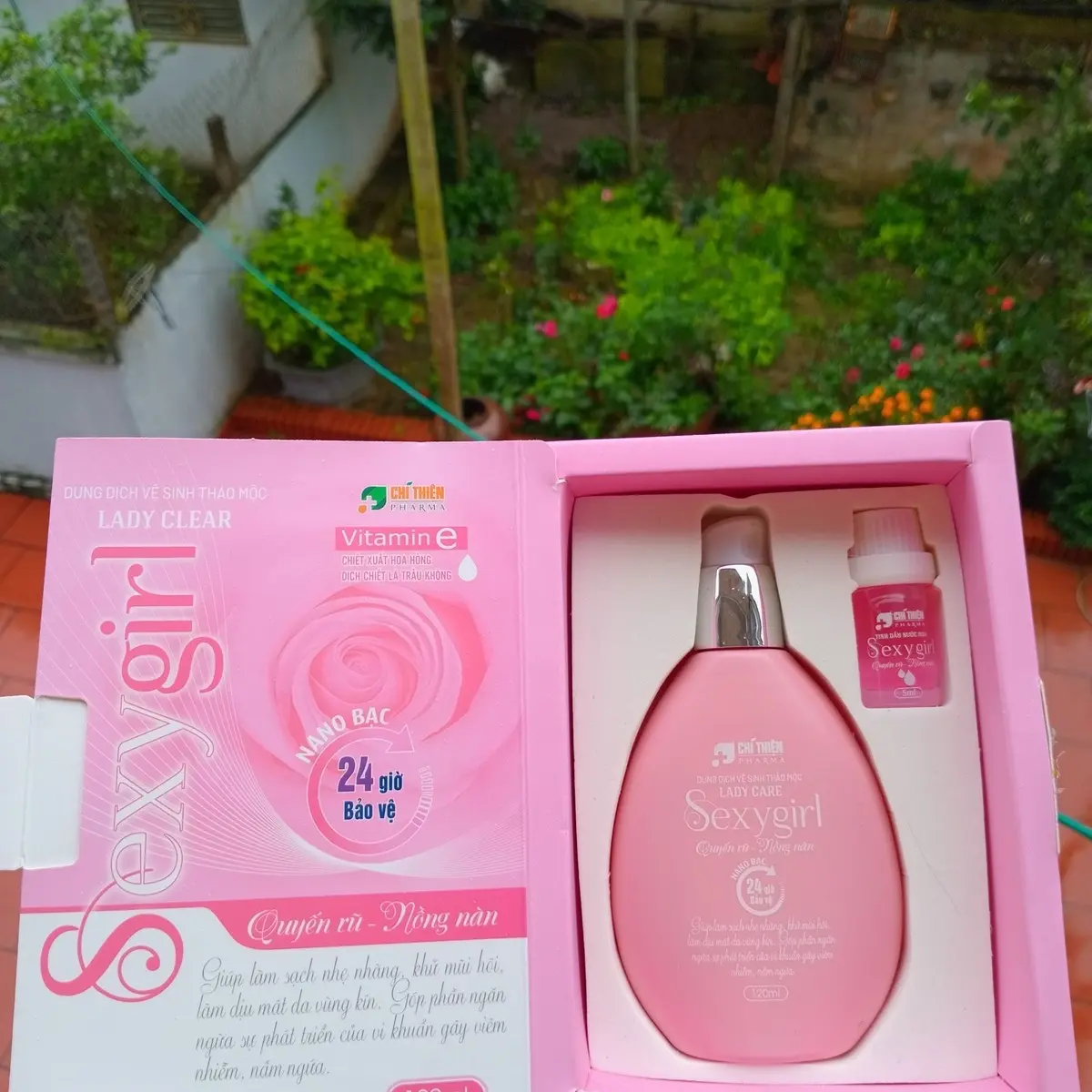 Dung dịch vệ sinh SEXY GIRL chiết xuất hoa hồng- lá trầu không 120ml tặng lèm nước hoa mini cực thơm Women