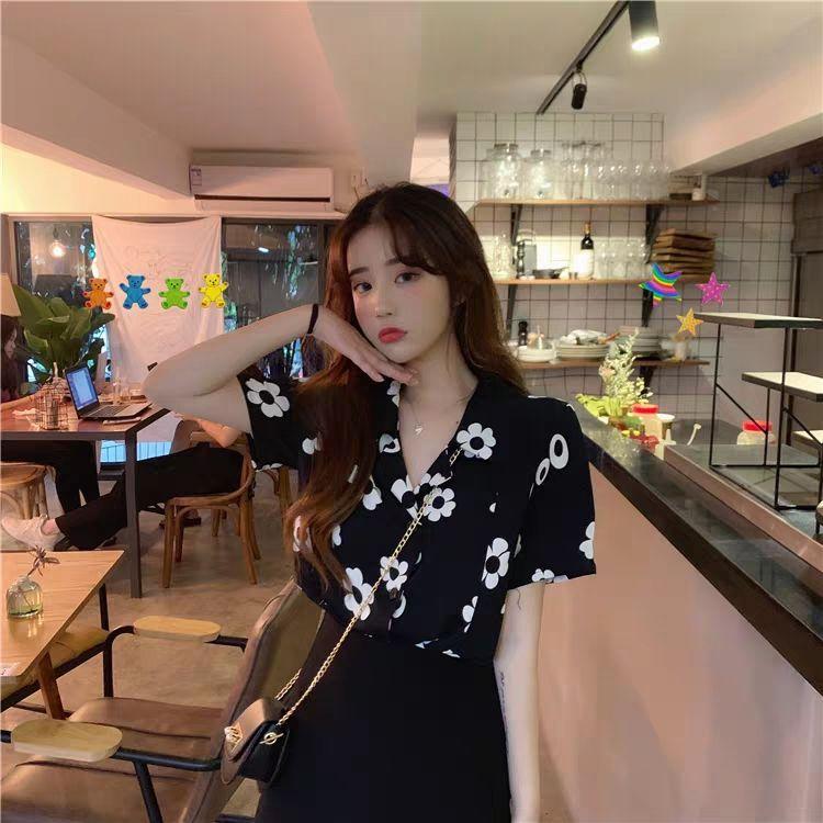 Product Introduction of Áo Sơ Mi Thiết Kế Cổ Điển Độc Đáo Áo Sơ Mi Ngắn Tay, Dành Cho Phụ Nữ, Mùa Hè 2024 Phong Cách Hàn Quốc Mới, Thời Trang, Dáng Rộng Vừa Vặn, Áo Sơ Mi 34