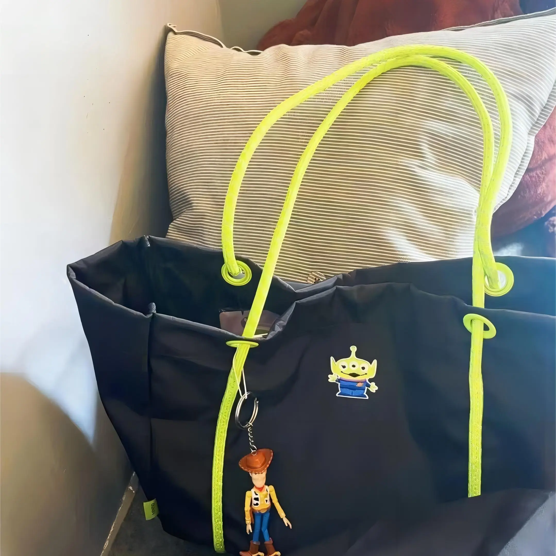 Tas tangan wanita impor tas belanja serbaguna hitam model tote bag desain bahu tunggal tahan percikan air dengan kapasitas besar menggunakan bahan kain nilon dilengkapi dengan motif mata Pixar tahan noda dan kotoran sangat cocok untuk para ibu-ibu B2007