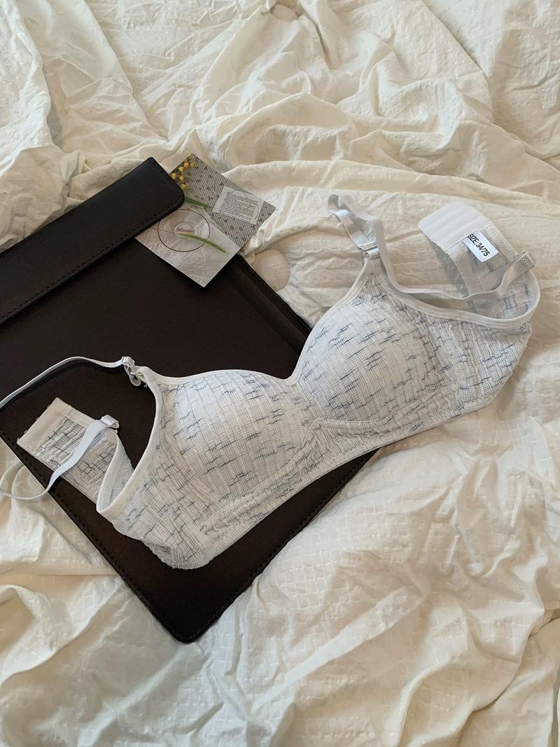 Product Introduction of Sweet girl textured underwear without steel rings and thin small breasts gathered together for junior and senior high school students' comfortable breathable bra 11