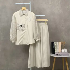 CHICMORE Kemeja lengan panjang wanita dengan detail pita, dipadukan dengan celana panjang bergaris