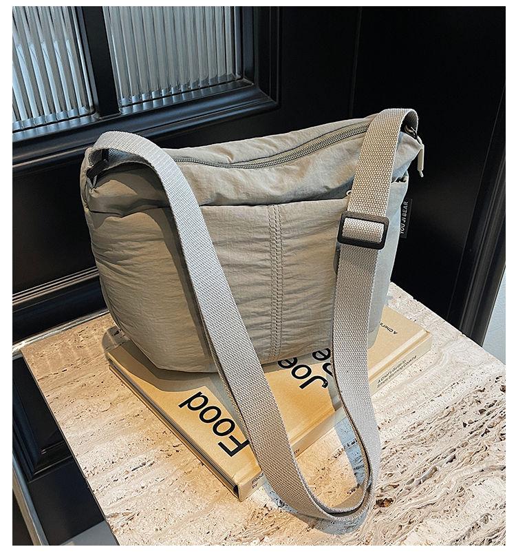 Product Introduction of Japanese leisure large-capacity commuting new shoulder versatile simple messenger bag women's new leisure bag 2024 New 3