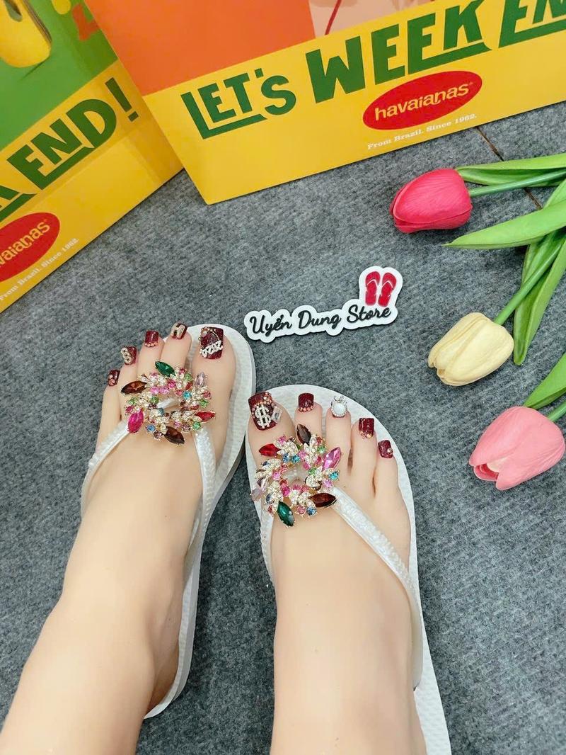 Product Introduction of Dép Nữ Tròn Trắng Slim Kèm Charm HVN 17