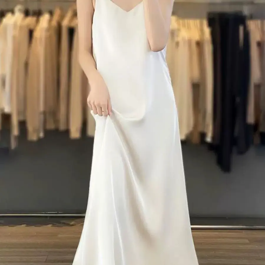 Váy Hai Dây Cổ V Nữ, Vải Chéo Hàn Mềm Mịn Thời Trang Cho Chị Em, Freesize <58kg Kem Women