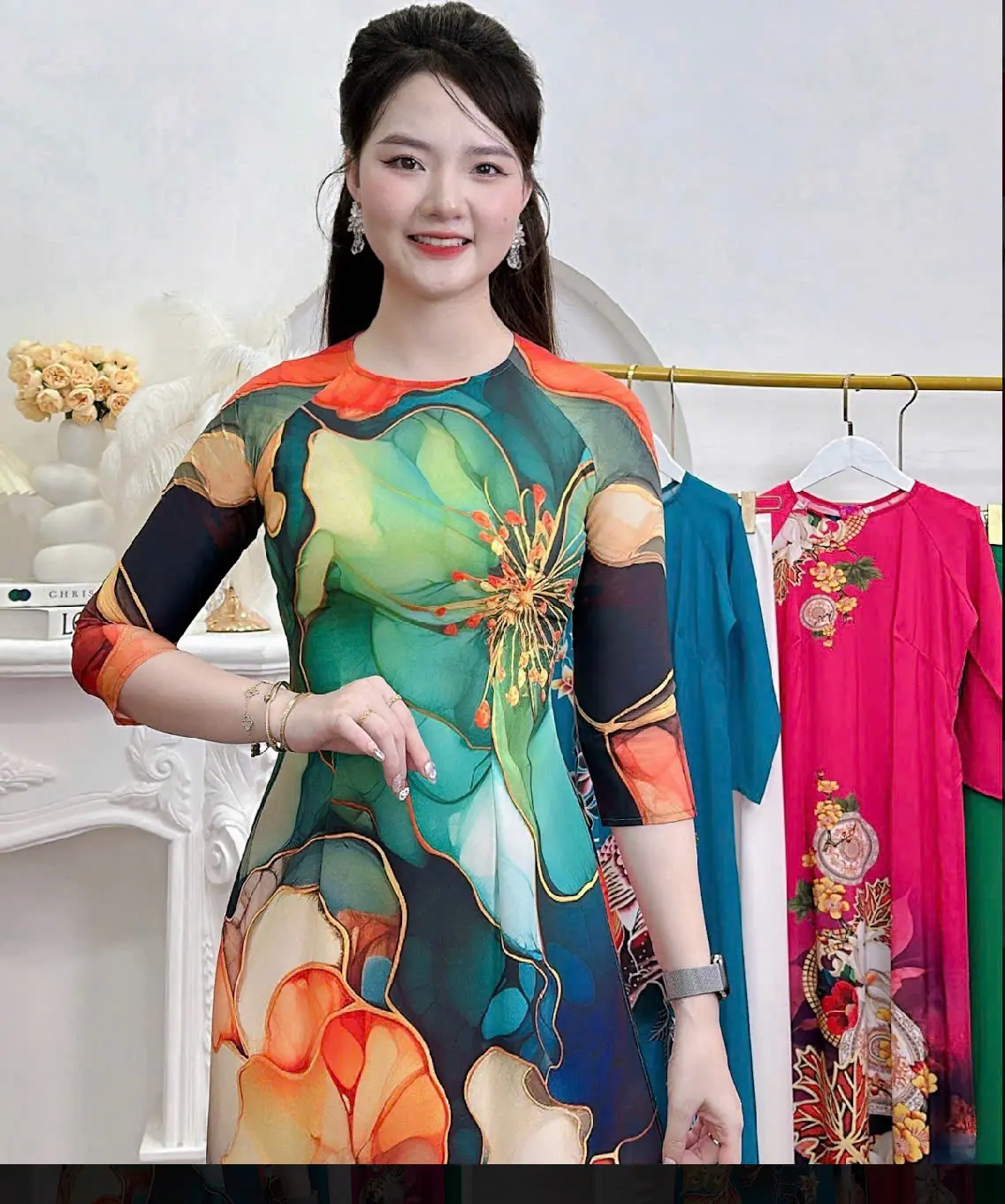 ￼ Áo  dài  in 6d hoa văn in sắc nét  Thiết kế  cổ tròn  tay lỡ  chất vải lụa  cao câp mề mịn có co giãn nhẹ,  mặc đẹp bay tà  có 2 màu