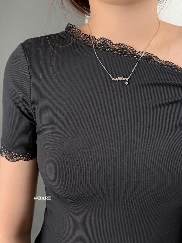 BARE_Áo Thun Nữ Lệch Vai Tay Ngắn Phối Ren Kèm Dây Cột Nơ, Áo Thun Nữ Tay Ngắn Phối Ren Buộc Nơ_A451 Women Top Nhung Kem Voi Sơ Mi 3